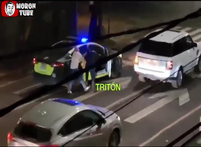 Video :A man has his phone stolen